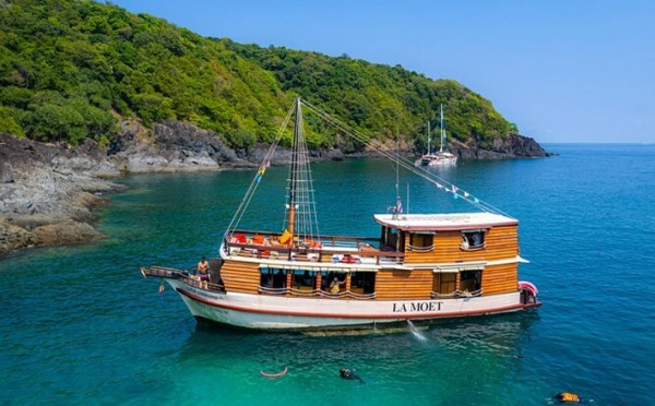 Private boat charter for scuba diving in Diglipur Island