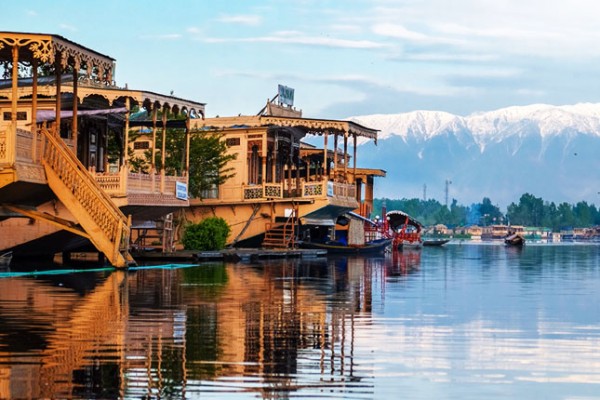 Most Beautiful Houseboats in Srinagar