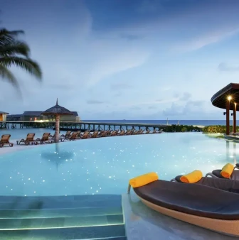 Peace in Maldives: Centara Ras Fushi