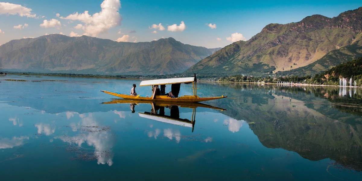 Iconic Shikara Ride in Srinagar